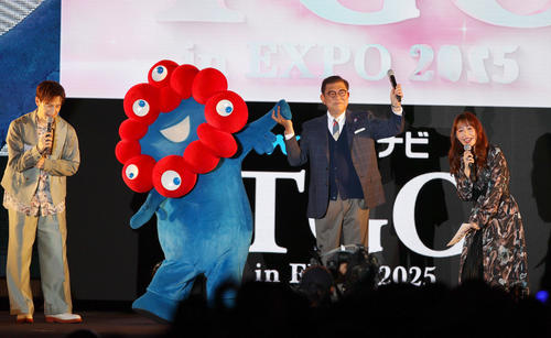 ステージを盛り上げる、左からMCのウエンツ瑛士、大阪・関西万博公式キャラクターミャクミャク、石破内閣総理大臣、MCの宇垣美里(撮影・上山淳一)
