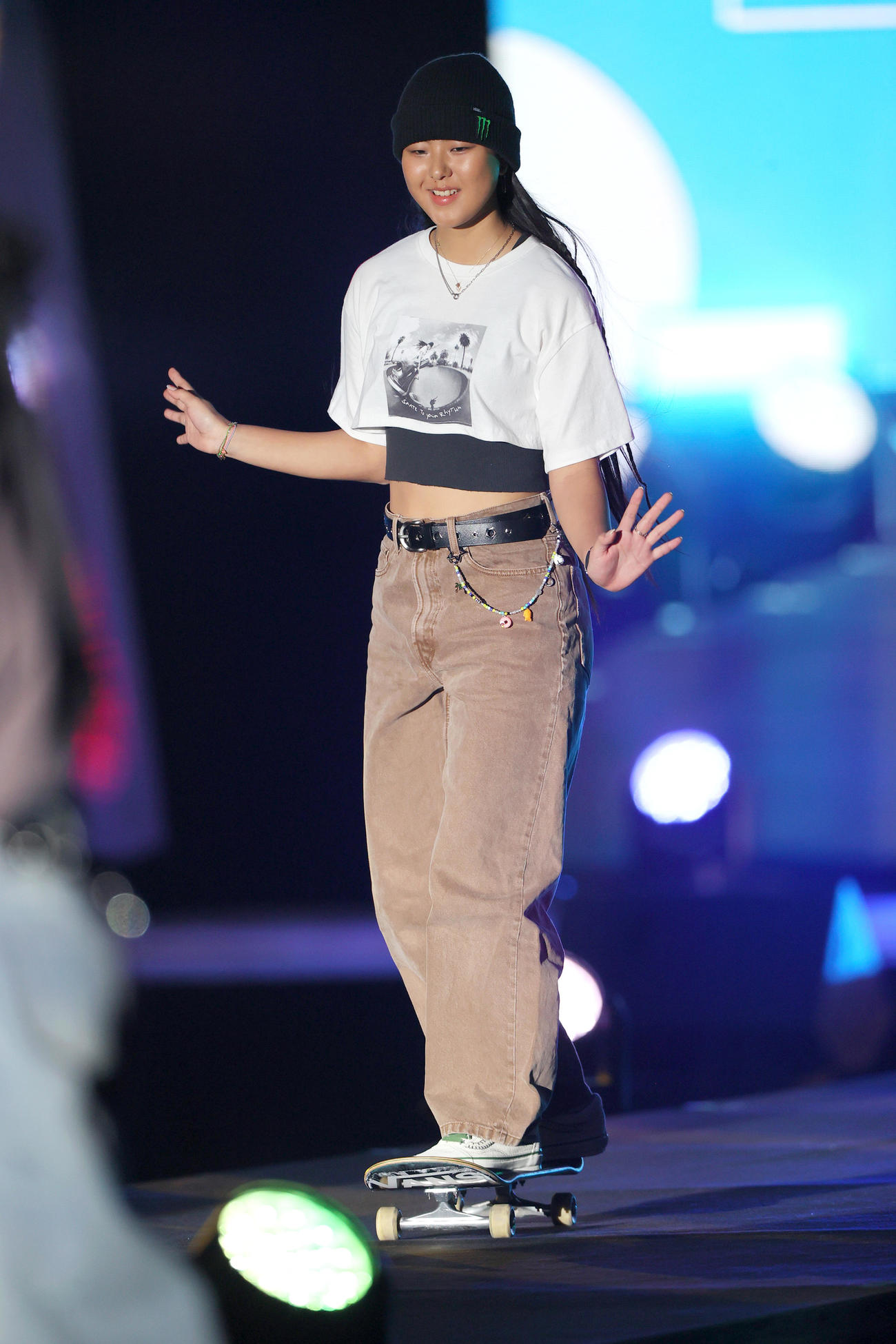 ランウェイでパフォーマンスする開心那（撮影・上山淳一）