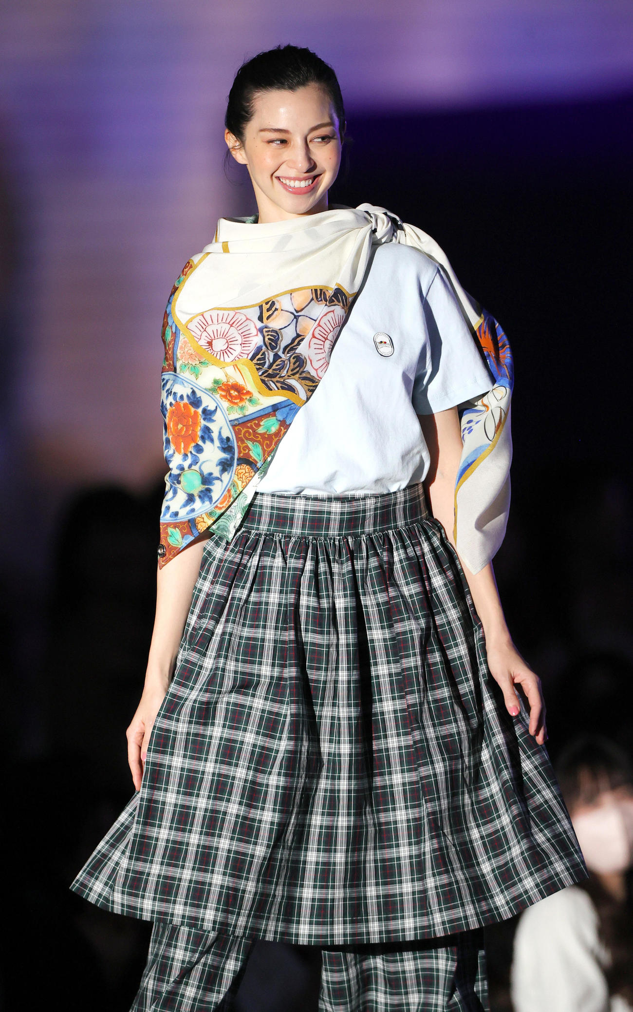 パビリオンアテンダントユニホームを着てランウェイでポーズをとる中条あやみ（撮影・上山淳一）