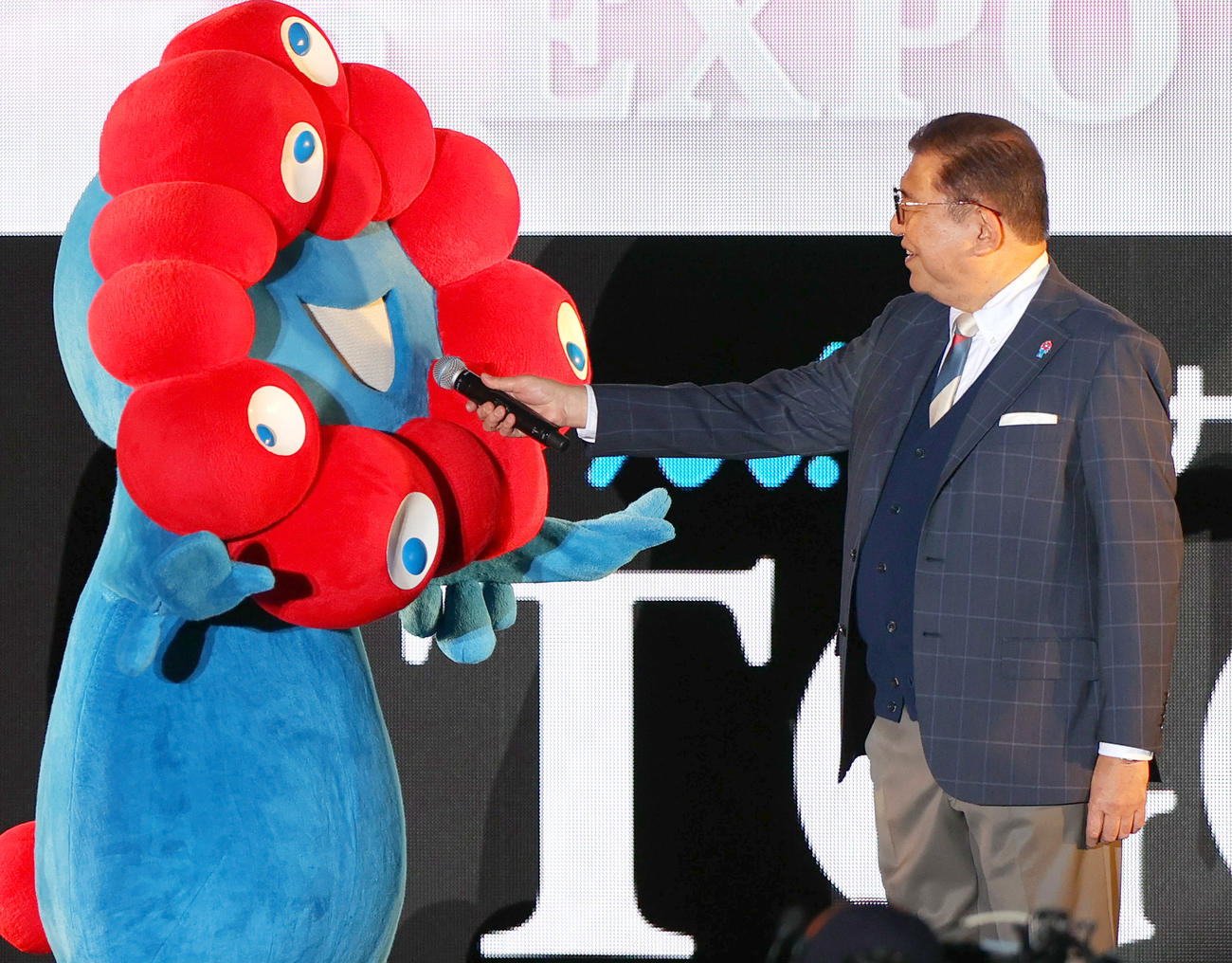 シークレットゲストで登場の石破内閣総理大臣は大阪・関西万博公式キャラクターミャクミャクの声を拾おうとマイクを向ける（撮影・上山淳一）