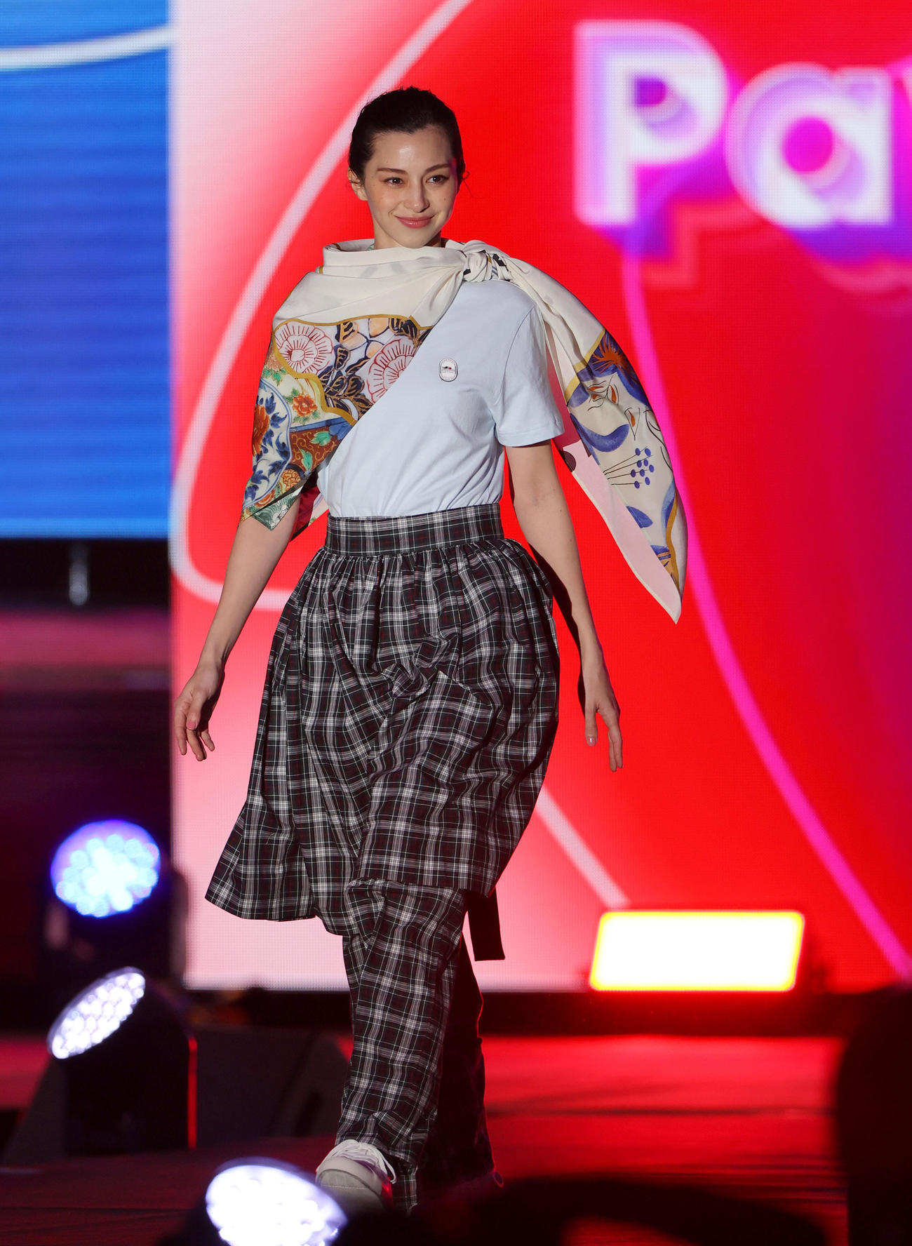 パビリオンアテンダントユニホームを着てランウェイを歩く中条あやみ（撮影・上山淳一）