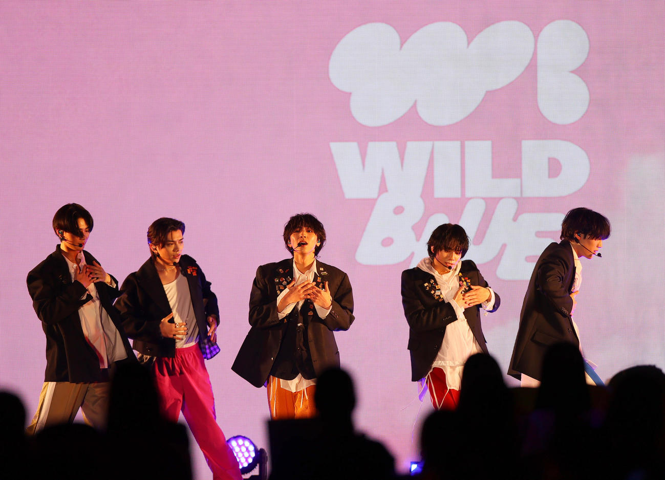 ステージを盛り上げるWILD BLUE（撮影・上山淳一）