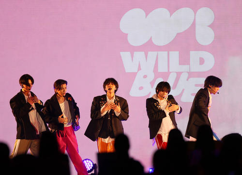 ステージを盛り上げるWILD BLUE（撮影・上山淳一）