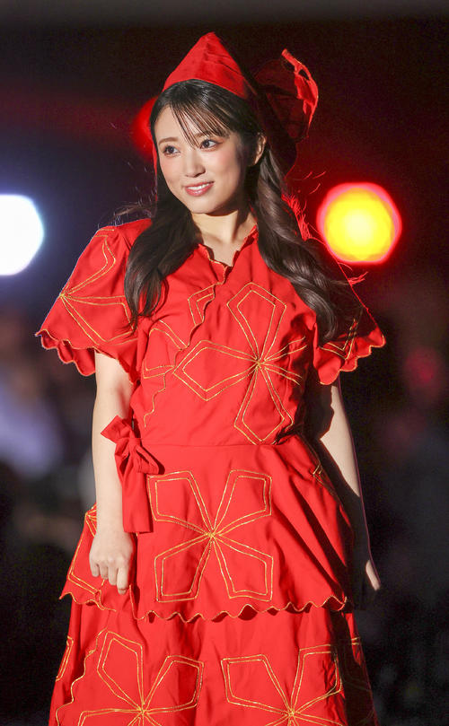 矢吹奈子はスリナムのパビリオンアテンダントユニホームを着てステージを盛り上げる（撮影・上山淳一）