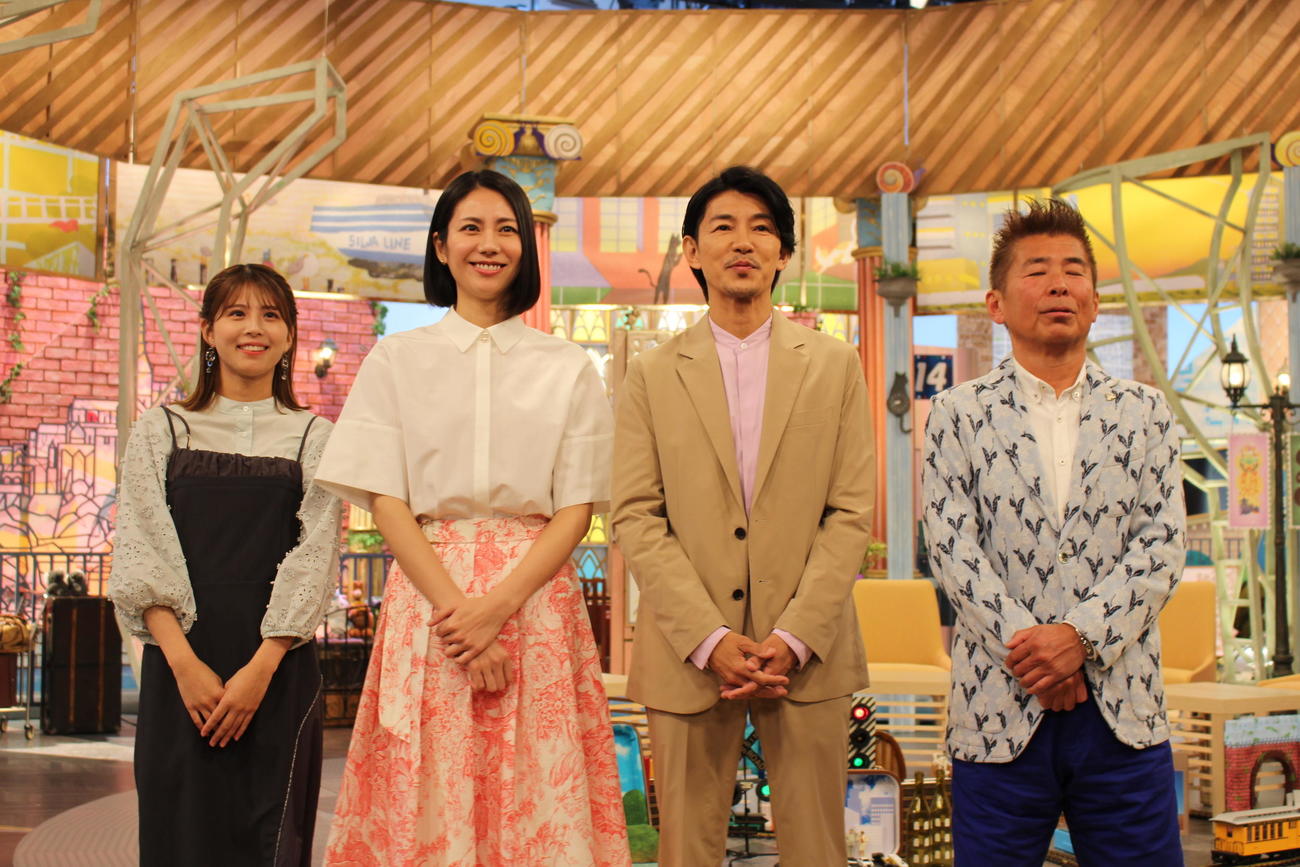 生放送終了後、写真撮影に応じる（左から）ABC大仁田美咲アナウンサー、松下奈緒、藤木直人、勝俣州和