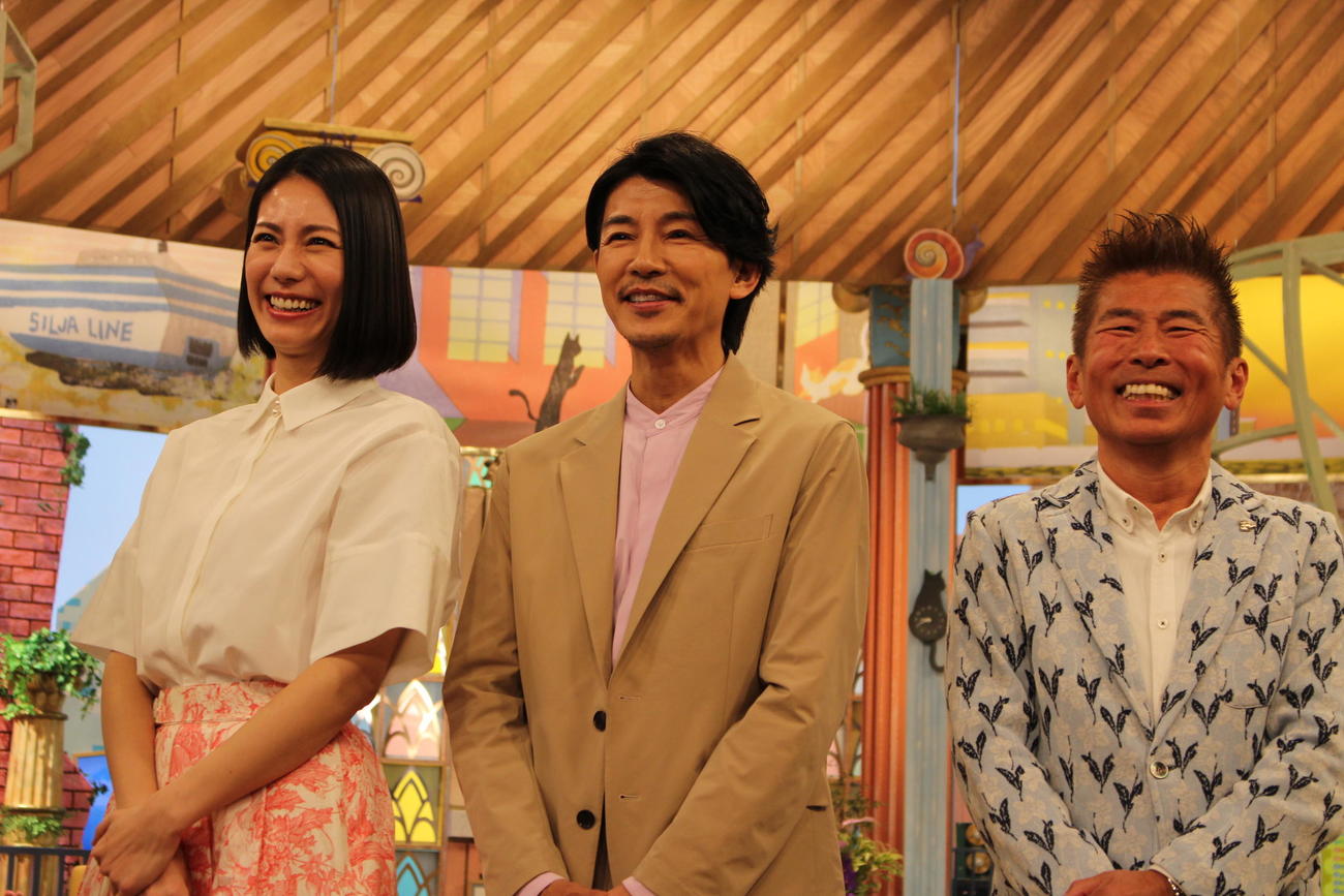 生放送終了後、談笑する（左から）松下奈緒、藤木直人、勝俣州和