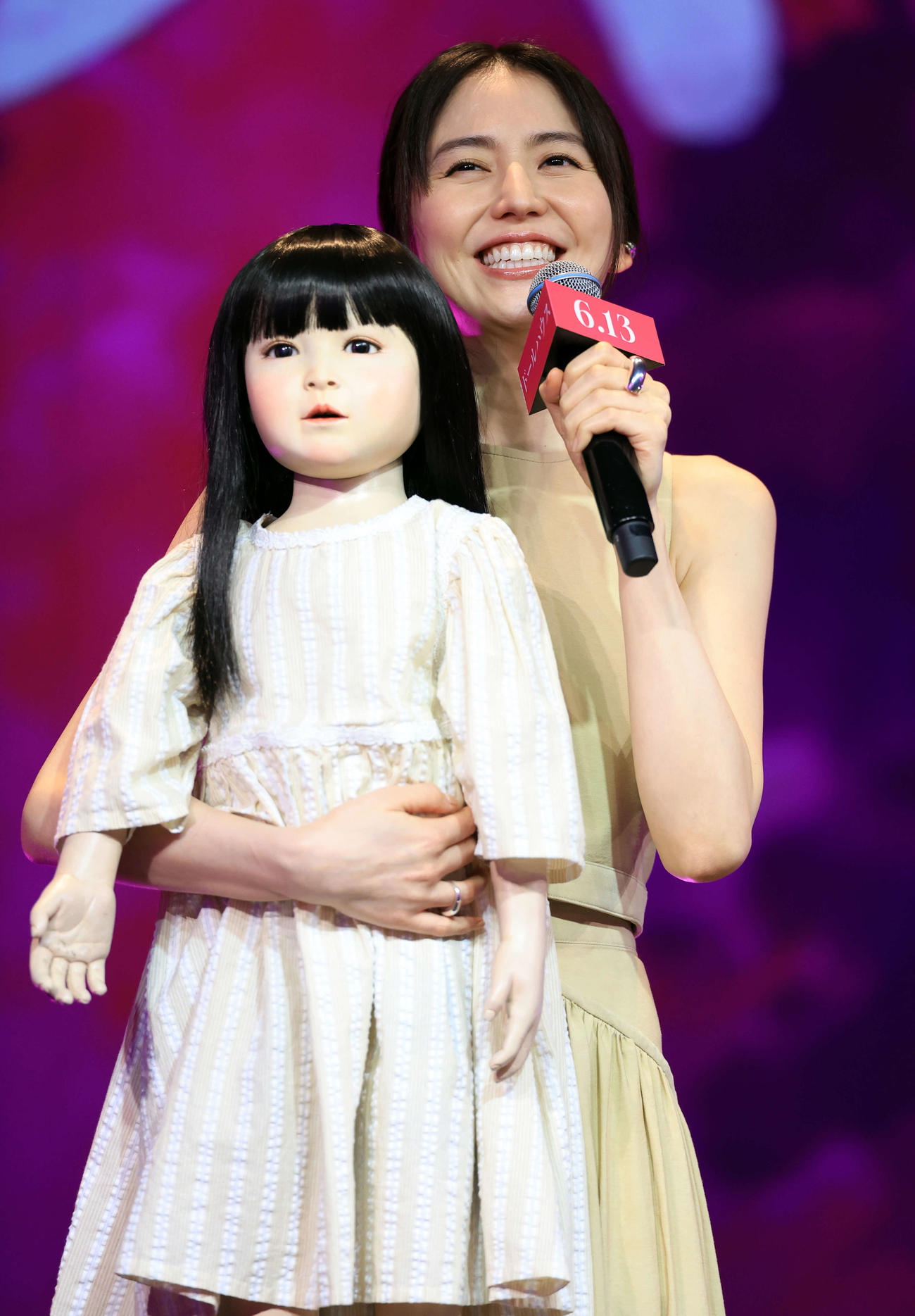 映画「ドールハウス」凱旋報告会に人形を抱いて登場し笑顔であいさつする長澤まさみ（撮影・浅見桂子）