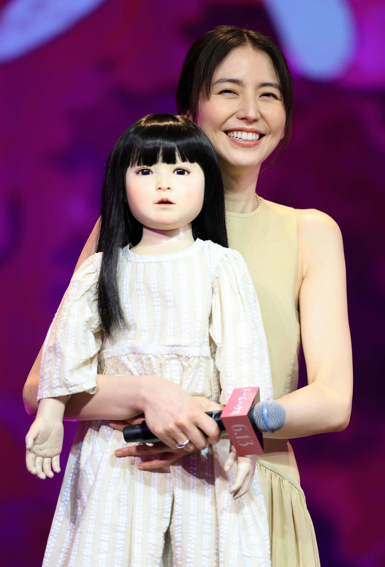 映画「ドールハウス」凱旋報告会に人形を抱いて登場し笑顔であいさつする長澤まさみ（撮影・浅見桂子）
