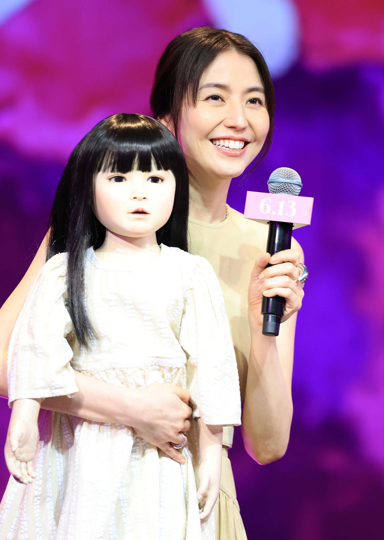 映画「ドールハウス」凱旋報告会に人形を抱いて登場し笑顔であいさつする長澤まさみ（撮影・浅見桂子）