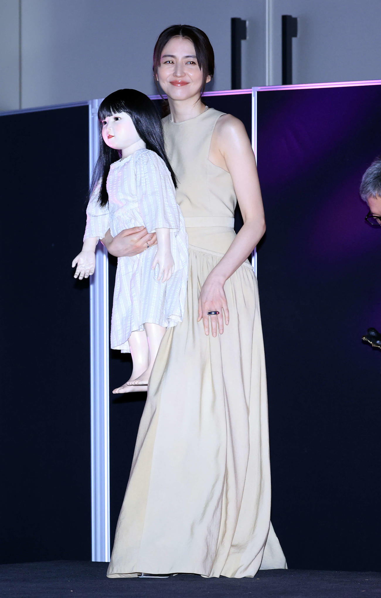 映画「ドールハウス」凱旋報告会に人形を抱いて登場した長澤まさみ（撮影・浅見桂子）