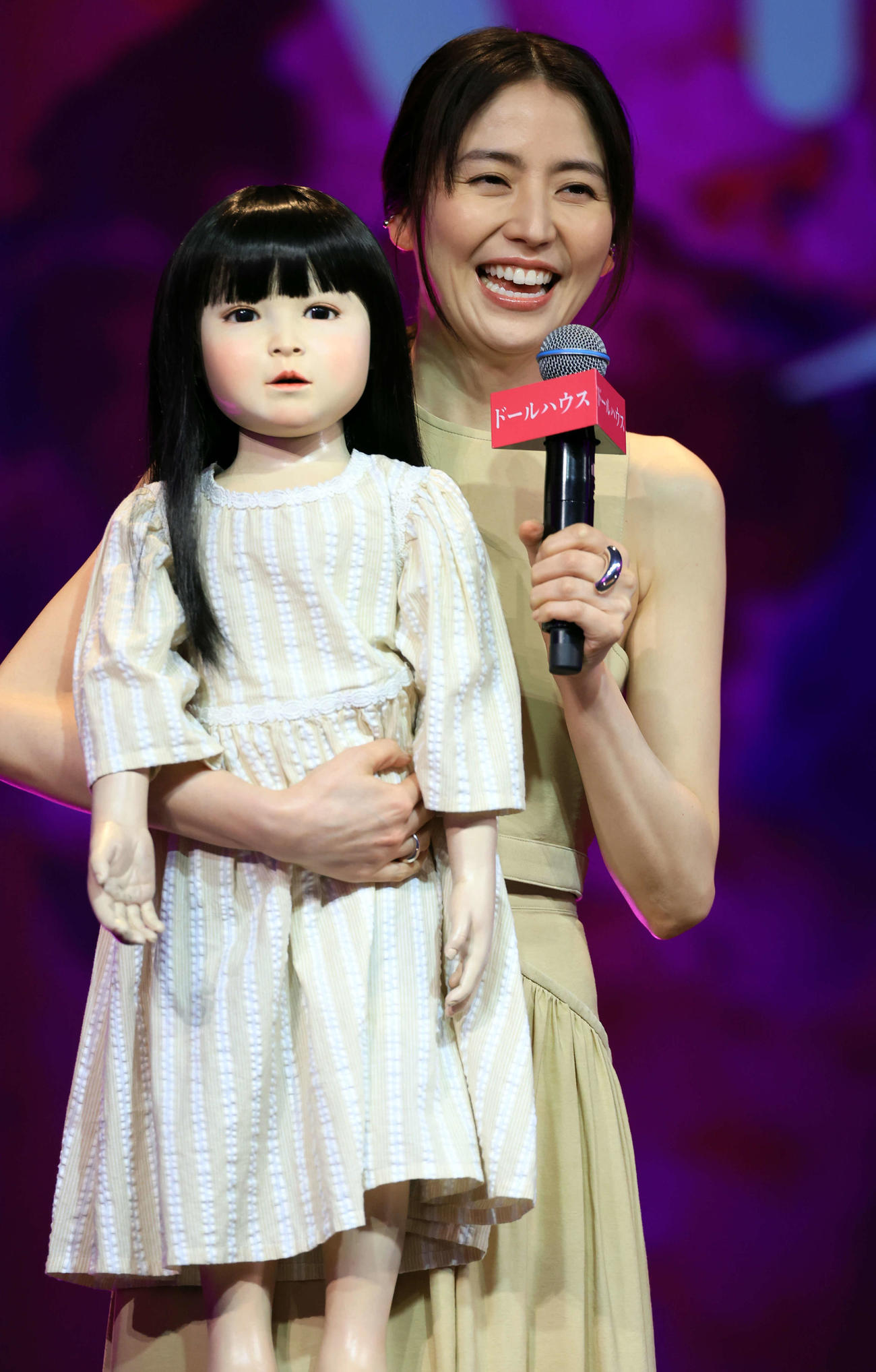 映画「ドールハウス」凱旋報告会に人形を抱いて登場し笑顔を見せる長澤まさみ（撮影・浅見桂子）