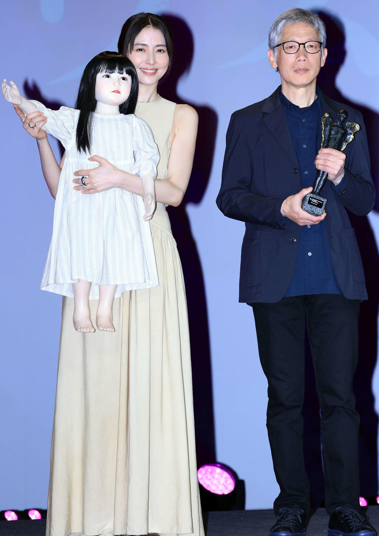 映画「ドールハウス」凱旋報告会で人形を抱いて記念撮影する長澤まさみ（左）と矢口史靖監督（撮影・浅見桂子）