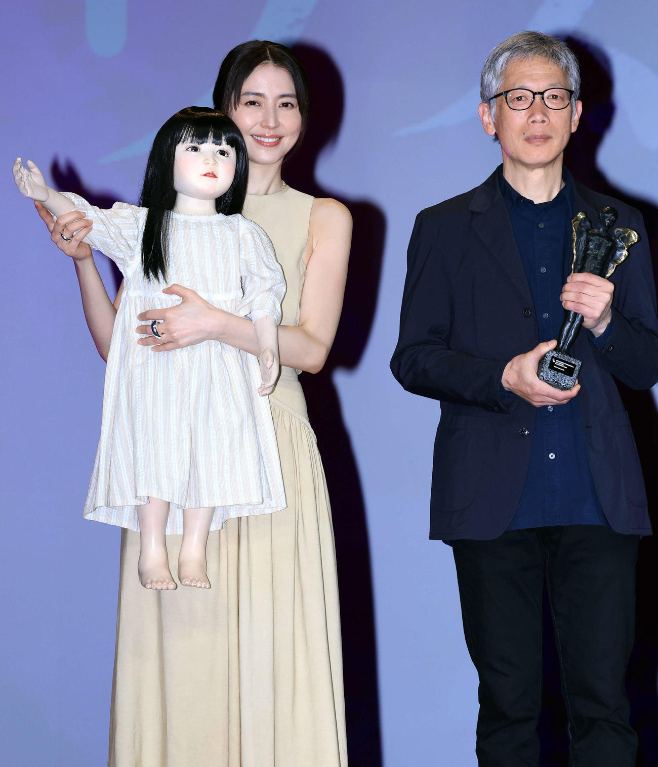 映画「ドールハウス」凱旋報告会で人形を抱いて記念撮影する長澤まさみ（左）と矢口史靖監督（撮影・浅見桂子）