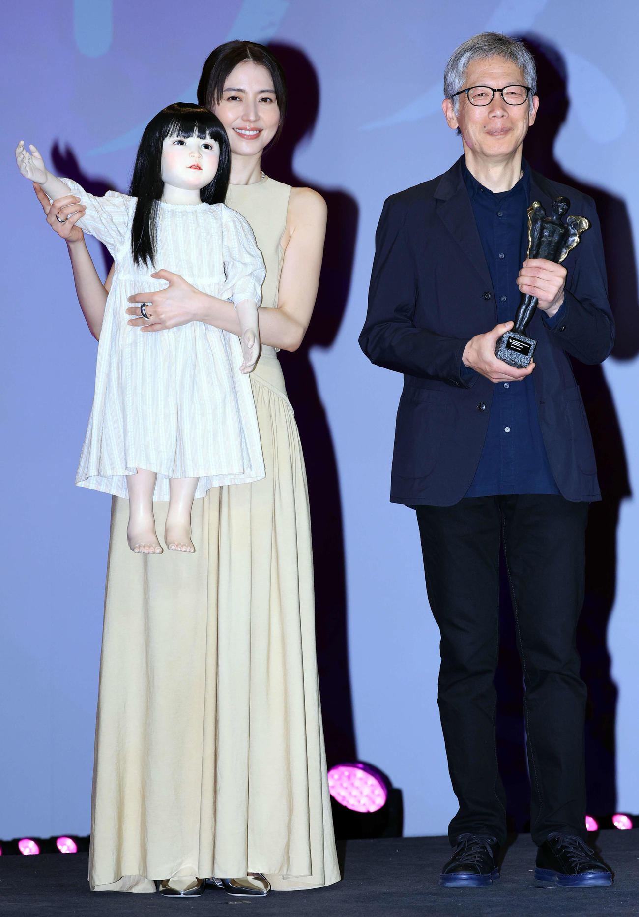 映画「ドールハウス」凱旋報告会で人形を抱いて記念撮影する長澤まさみ（左）と矢口史靖監督（撮影・浅見桂子）