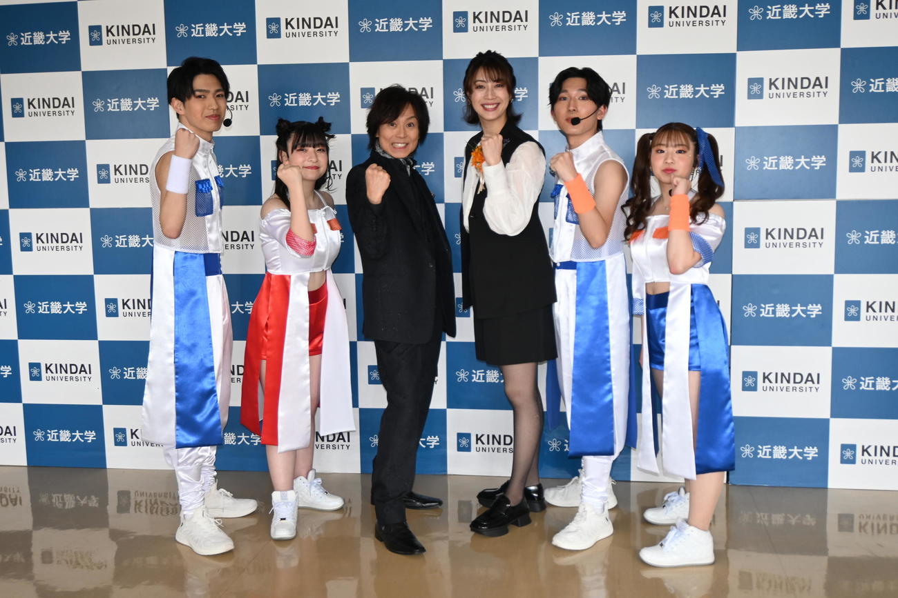 式典後、「KINDAI WELCOMES」のメンバーと記念撮影に臨んだつんく♂（左から3人目）、OGの寺川綾さん（左から4人目）（撮影・松浦隆司）