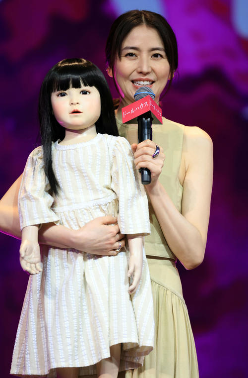 長澤まさみが母性全開、主演映画で共演の人形を立って30分抱き続け