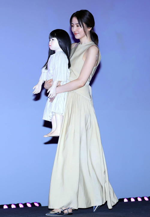 長澤まさみが母性全開、主演映画で共演の人形を立って30分抱き続け