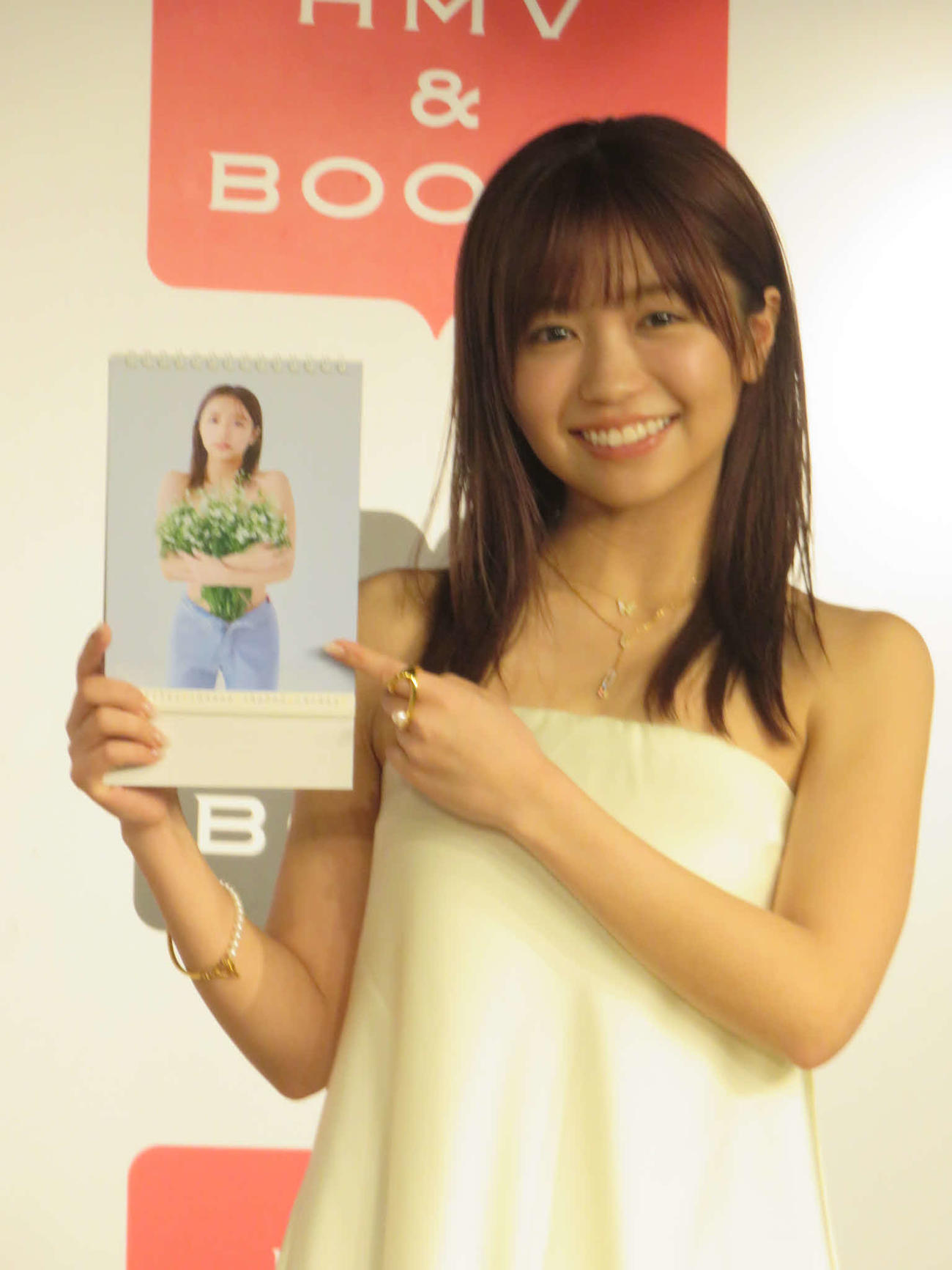 「大原優乃　2025．4－2026．3　カレンダー」のお気に入りのカットを披露する大原優乃
