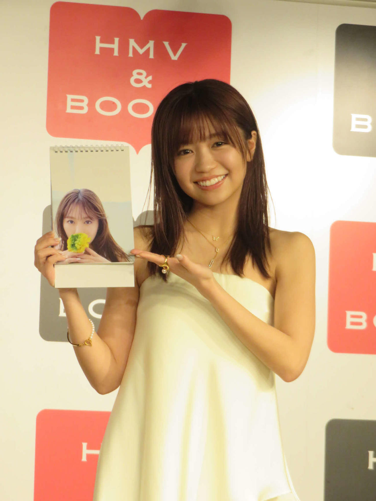 カレンダーの表紙を披露する大原優乃