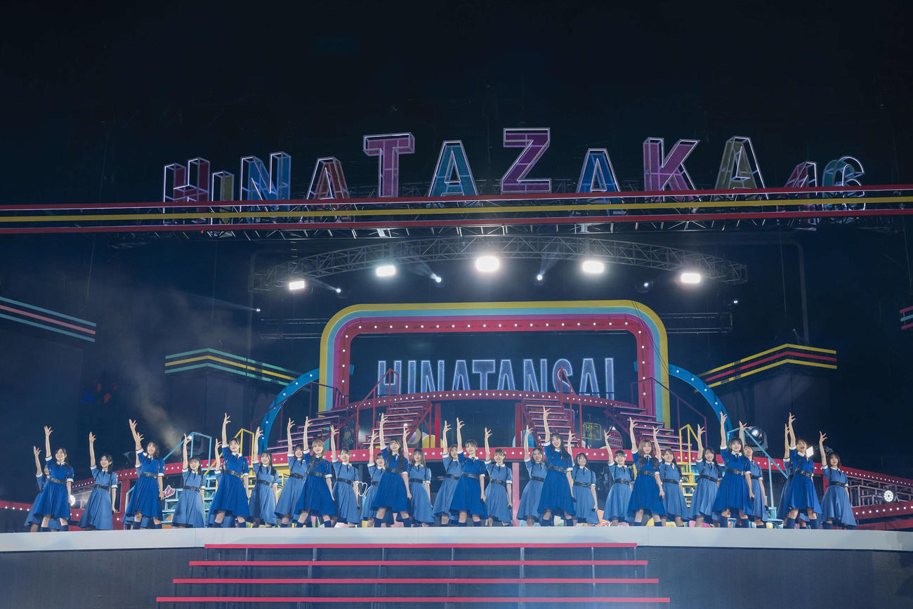 日向坂46の6周年ライブ「6回目のひな誕祭」に集合した一期生と一緒に、四期生メンバーまで全員で「永遠の白線」を披露した　撮影・上山陽介氏