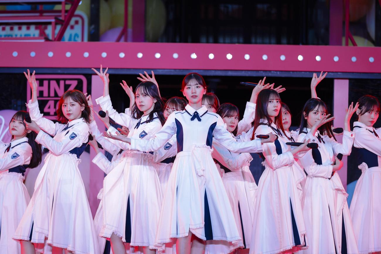 6周年ライブ「6回目のひな誕祭」を開催した日向坂46。中央は佐々木美玲　撮影・上山陽介氏