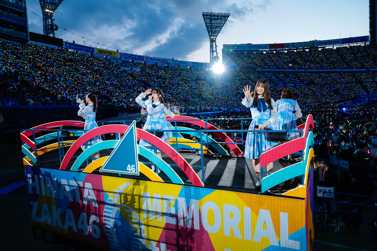 6周年ライブ「6回目のひな誕祭」でパフォーマンスする日向坂46