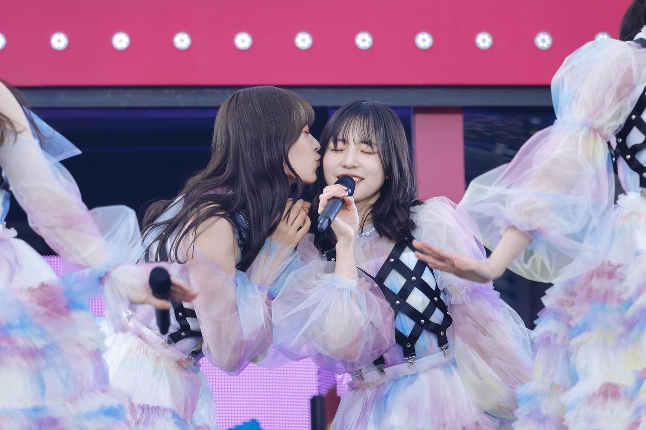 6周年ライブ「6回目のひな誕祭」を開催した日向坂46。正源司陽子（右）にキスする佐々木久美（左）　撮影・上山陽介氏