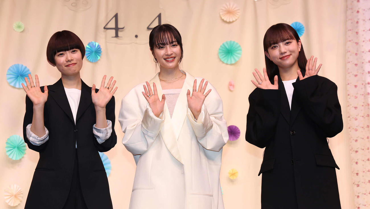 「片思い世界」完成報告イベントに出席した左から杉咲花、広瀬すず、清原果耶＝2025年3月3日