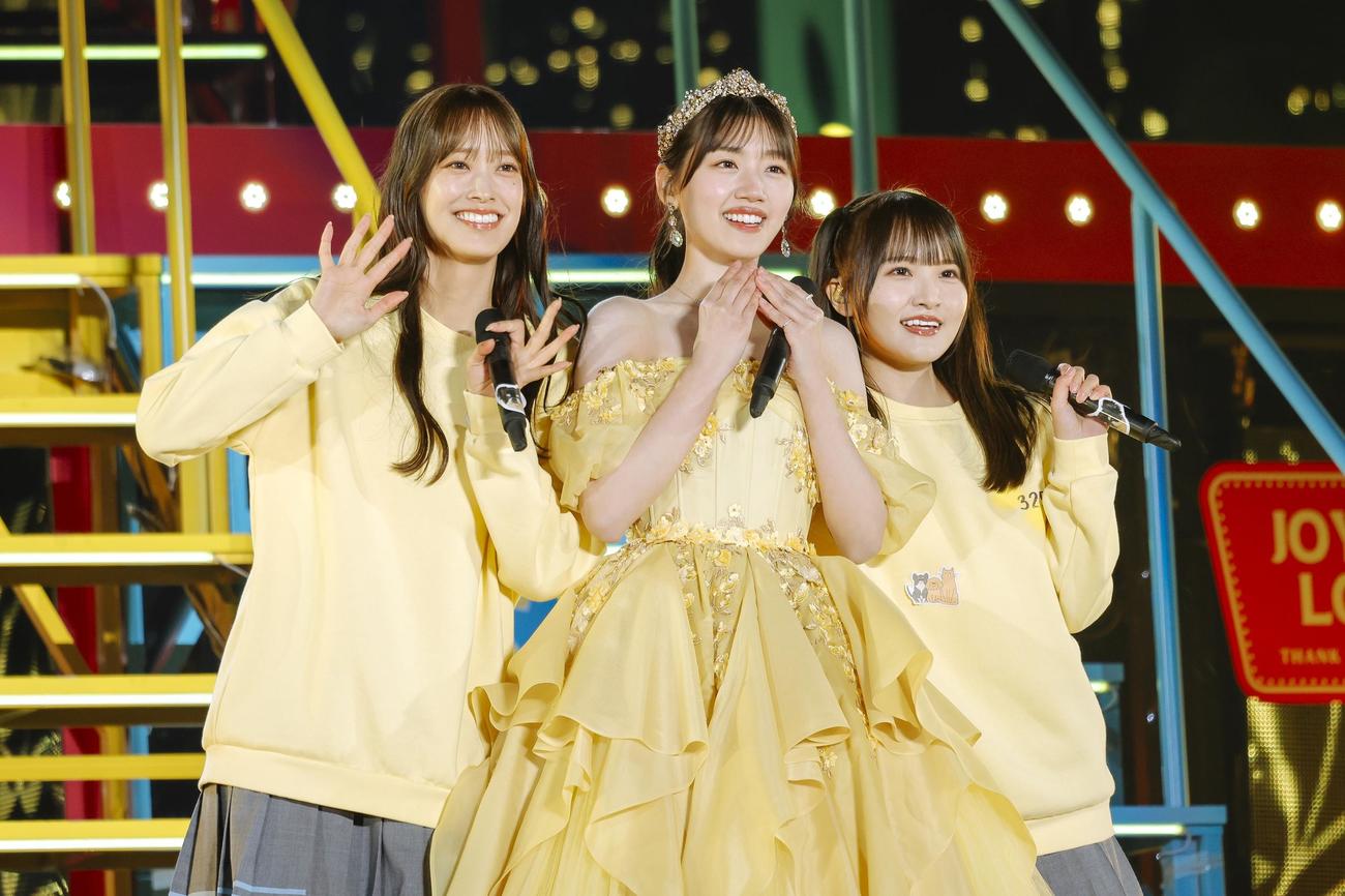 日向坂46の6周年ライブ「6回目のひな誕祭」初日公演であいさつする佐々木美玲（中央）。左は佐々木久美、右は高瀬愛奈