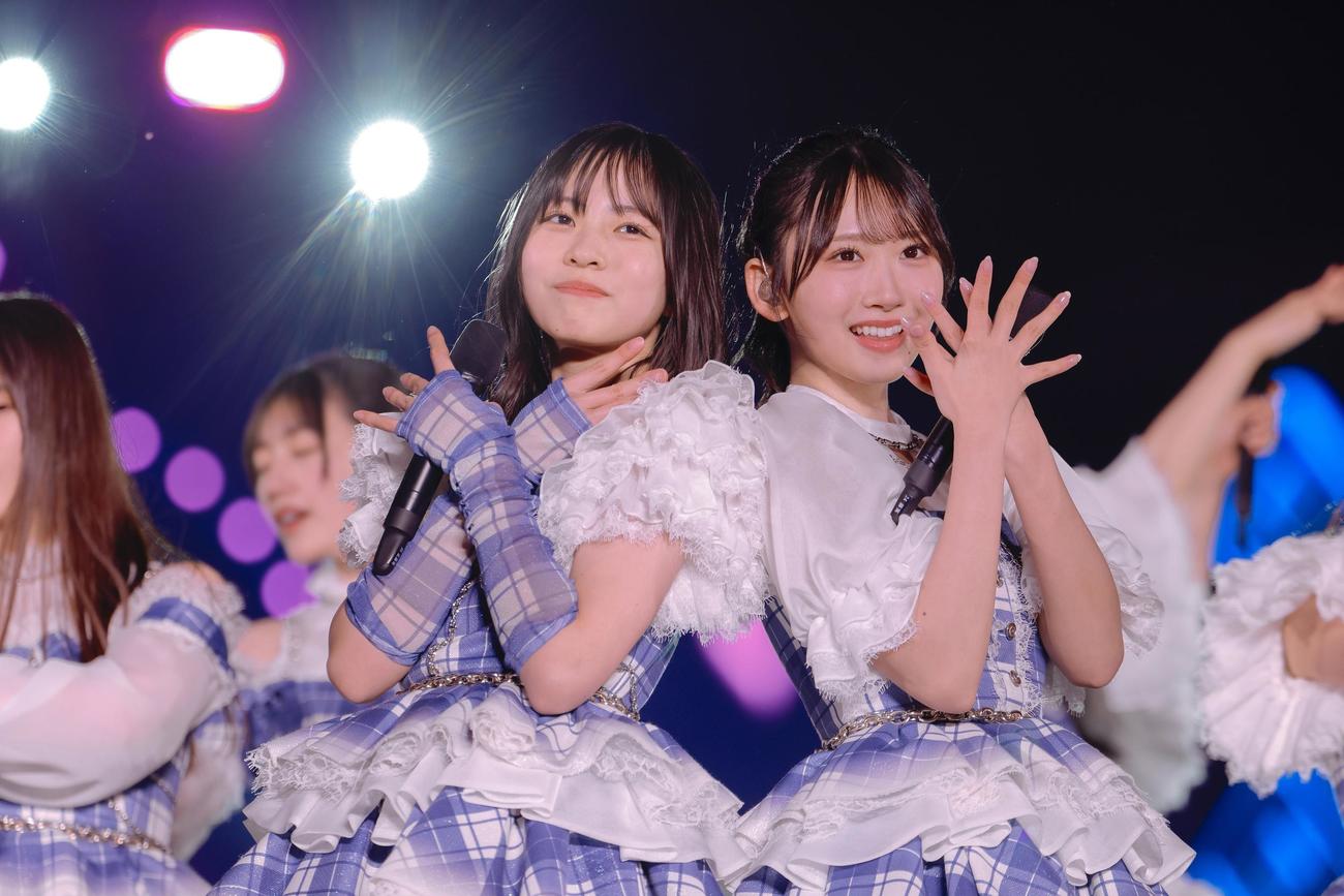 日向坂46の6周年ライブ「6回目のひな誕祭」初日公演でパフォーマンスする（左から）正源司陽子、藤嶌果歩　撮影・上山陽介氏