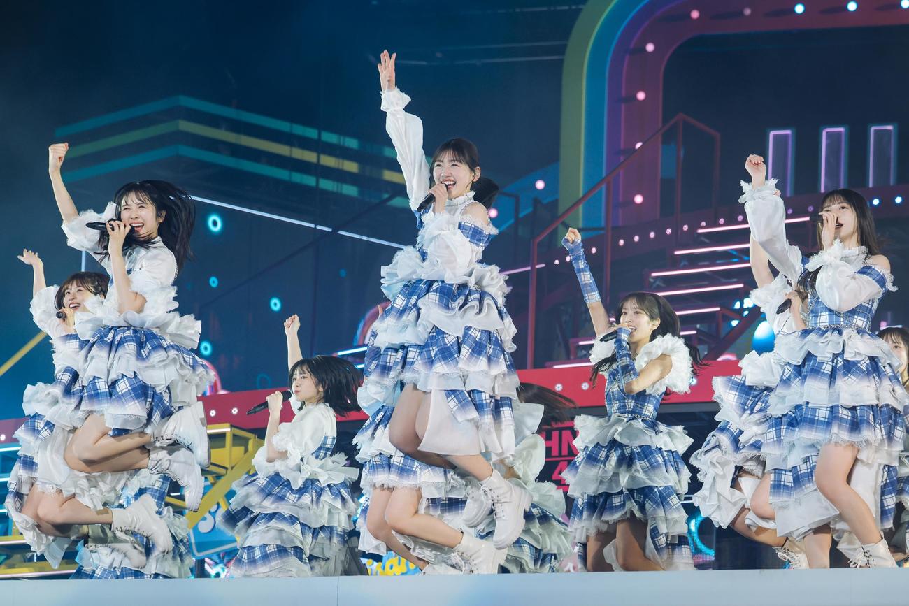 6周年ライブ「6回目のひな誕祭」を開催した日向坂46。中央は佐々木美玲（上山陽介氏撮影）