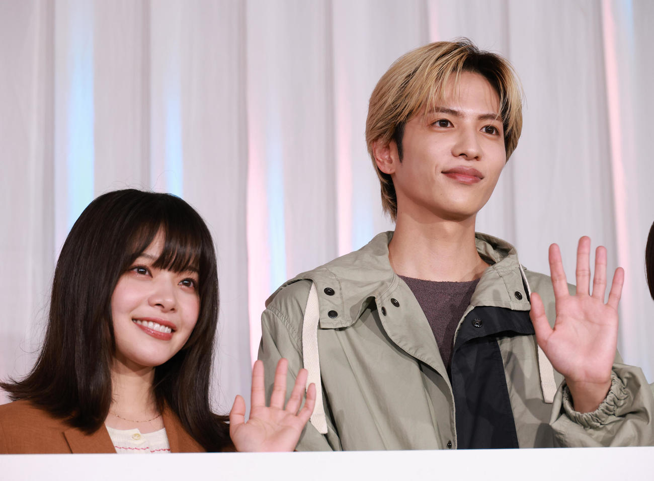 ドラマ「恋は闇」制作発表を行う岸井ゆきの（左）と志尊淳（撮影・中島郁夫）