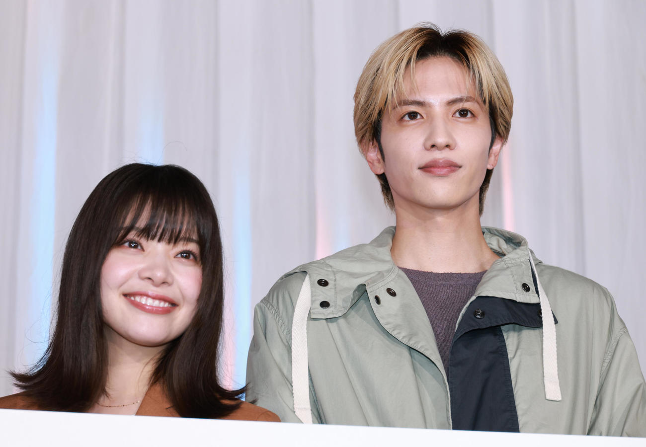 ドラマ「恋は闇」制作発表を行う岸井ゆきの（左）と志尊淳（撮影・中島郁夫）