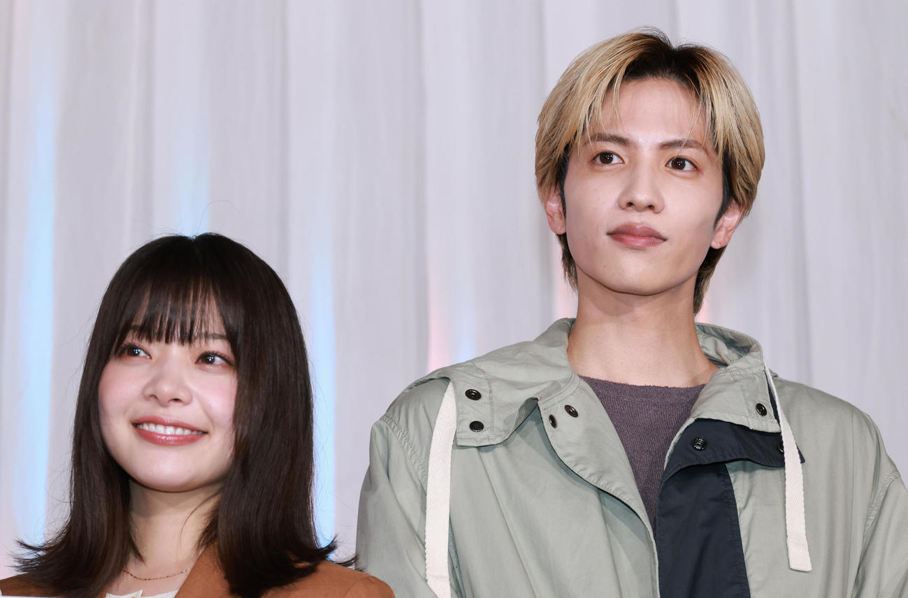 ドラマ「恋は闇」制作発表を行う岸井ゆきの（左）と志尊淳（撮影・中島郁夫）