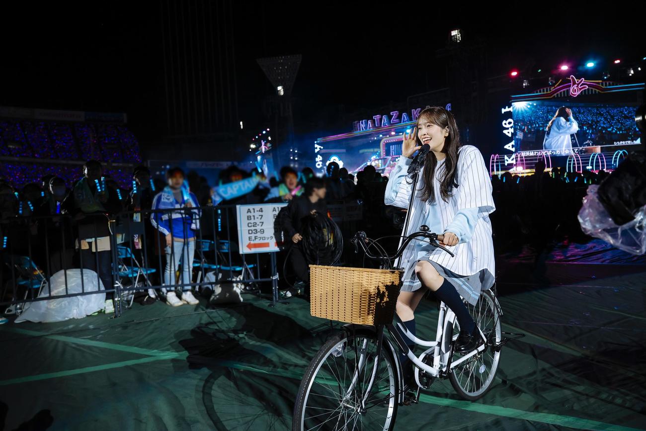 日向坂46の6周年ライブ「6回目のひな誕祭」アンコール、自身の卒業セレモニーに自転車に乗って登場した佐々木久美