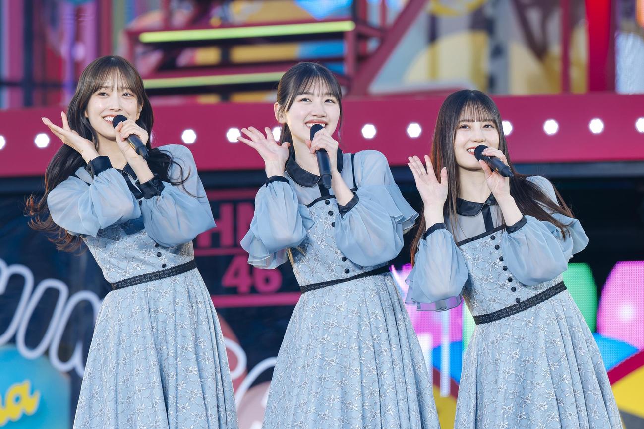 日向坂46の6周年ライブ「6回目のひな誕祭」初日公演でパフォーマンスする、左から佐々木久美、佐々木美玲、小坂菜緒