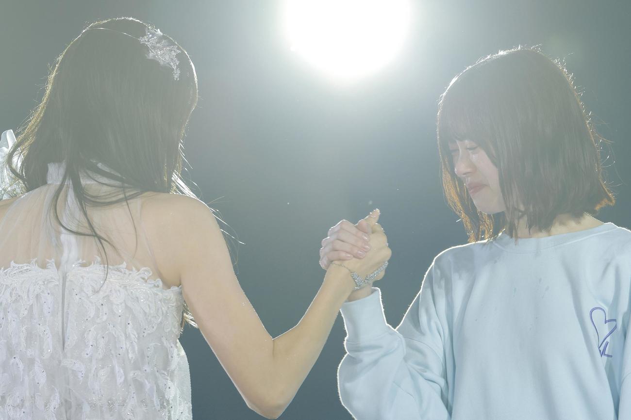 日向坂46の6周年ライブ「6回目のひな誕祭」で佐々木久美（左）からキャプテンを引き継いだ高橋未来虹　撮影・上山陽介氏