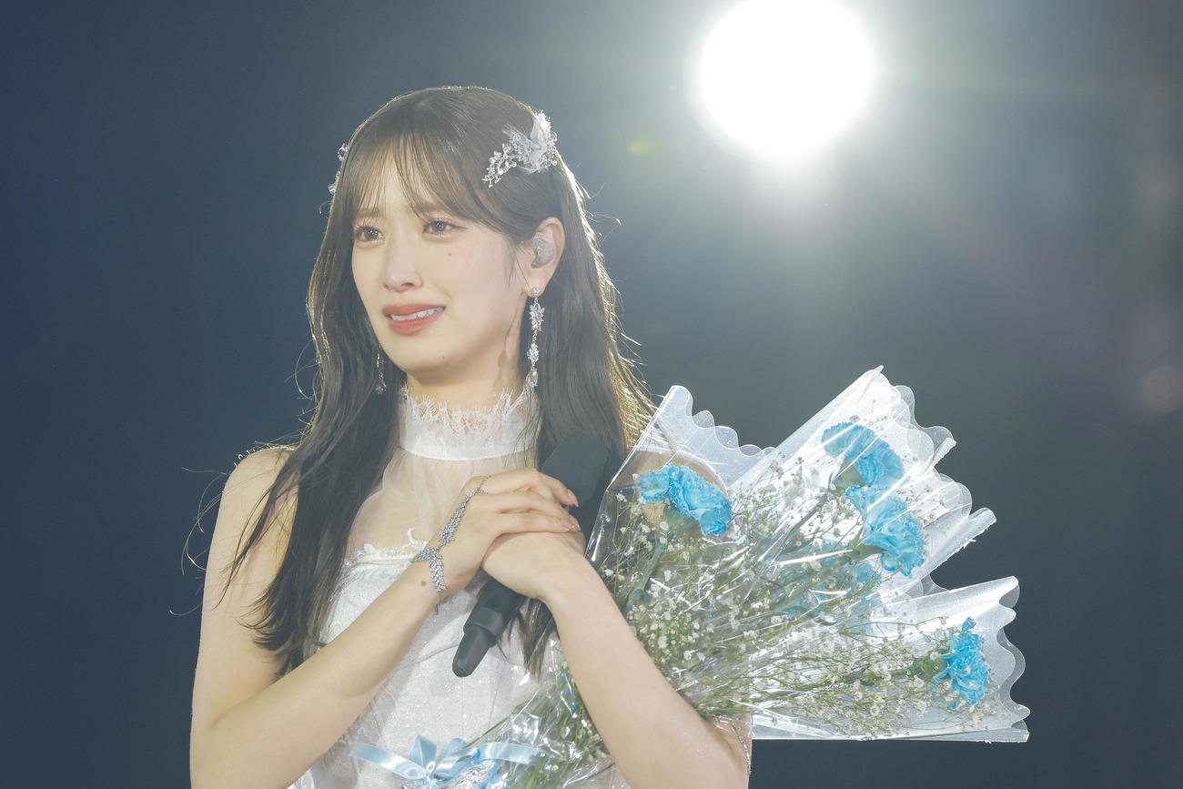 日向坂46の6周年ライブ「6回目のひな誕祭」アンコール、卒業セレモニーでメンバーたちから花を渡された佐々木久美