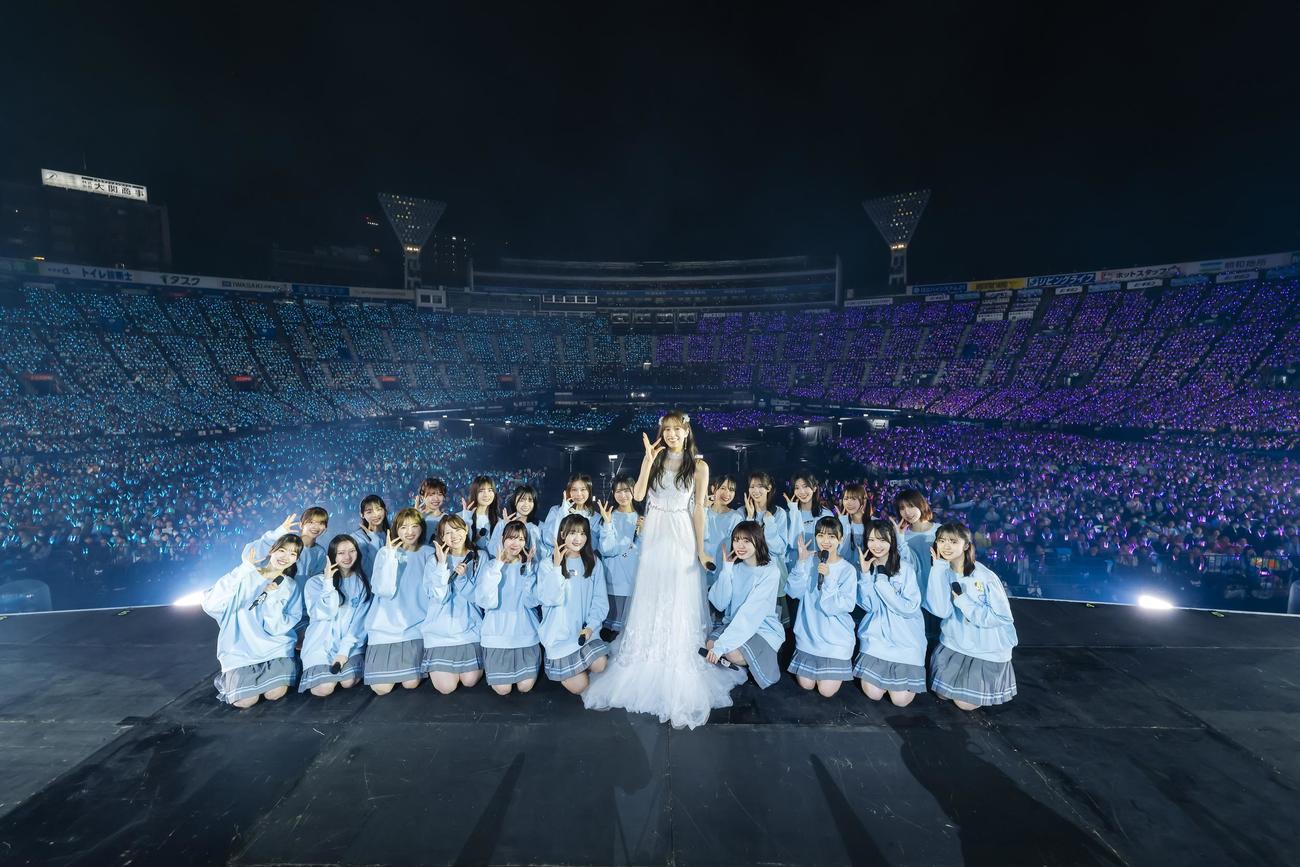 日向坂46の6周年ライブ「6回目のひな誕祭」アンコールの佐々木久美で集合写真を撮影した　撮影・上山陽介氏