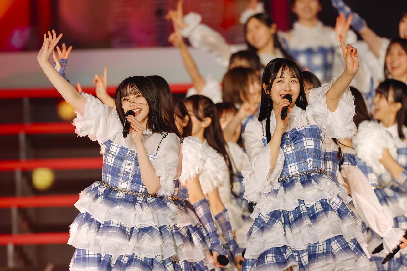 6周年ライブ「6回目のひな誕祭」を開催した日向坂46。手前左は山口陽世、同右は上村ひなの　撮影・上山陽介氏