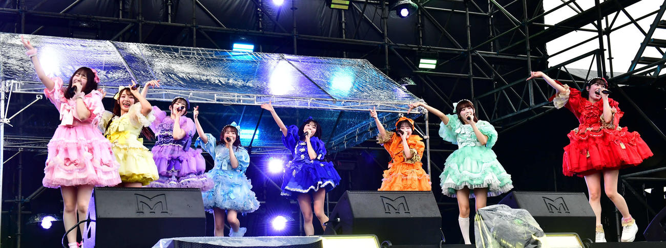 「島ぜんぶでお～きな祭　沖縄国際文化祭」内で行われた音楽フェス「GIRLS GROOVE INNOVATION」に出演したCUTIESTREET