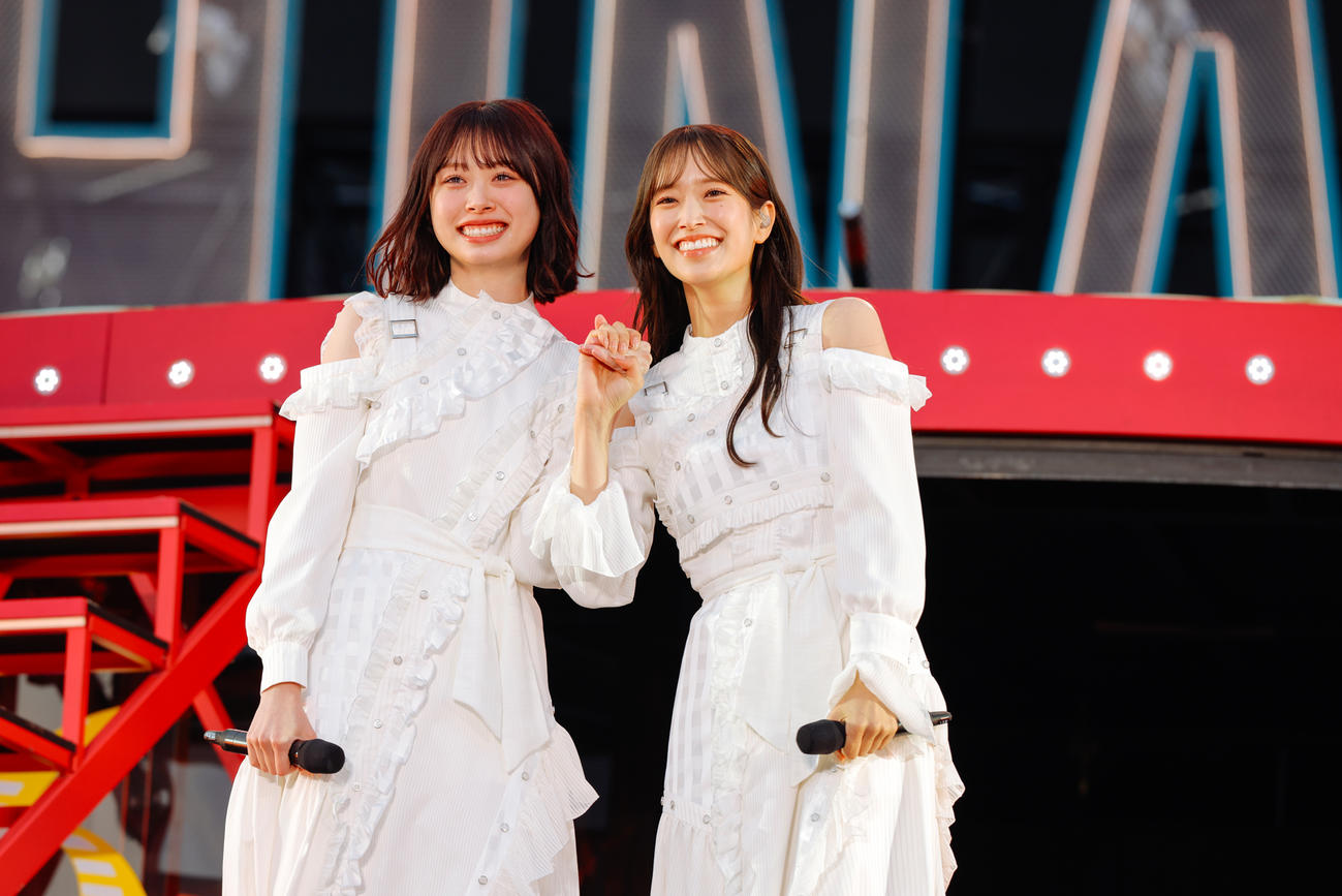 6周年ライブ「6回目のひな誕祭」でパフォーマンスする日向坂46。高橋未来虹（左）と佐々木久美