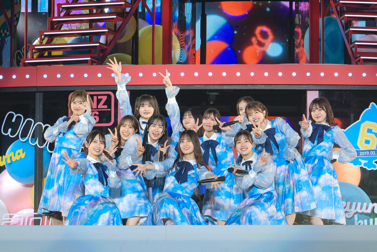 6周年ライブ「6回目のひな誕祭」でパフォーマンスする日向坂46