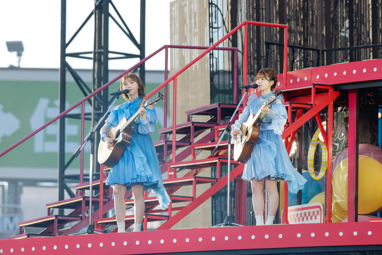 6周年ライブ「6回目のひな誕祭」を開催した日向坂46。富田鈴花（左）と松田好花