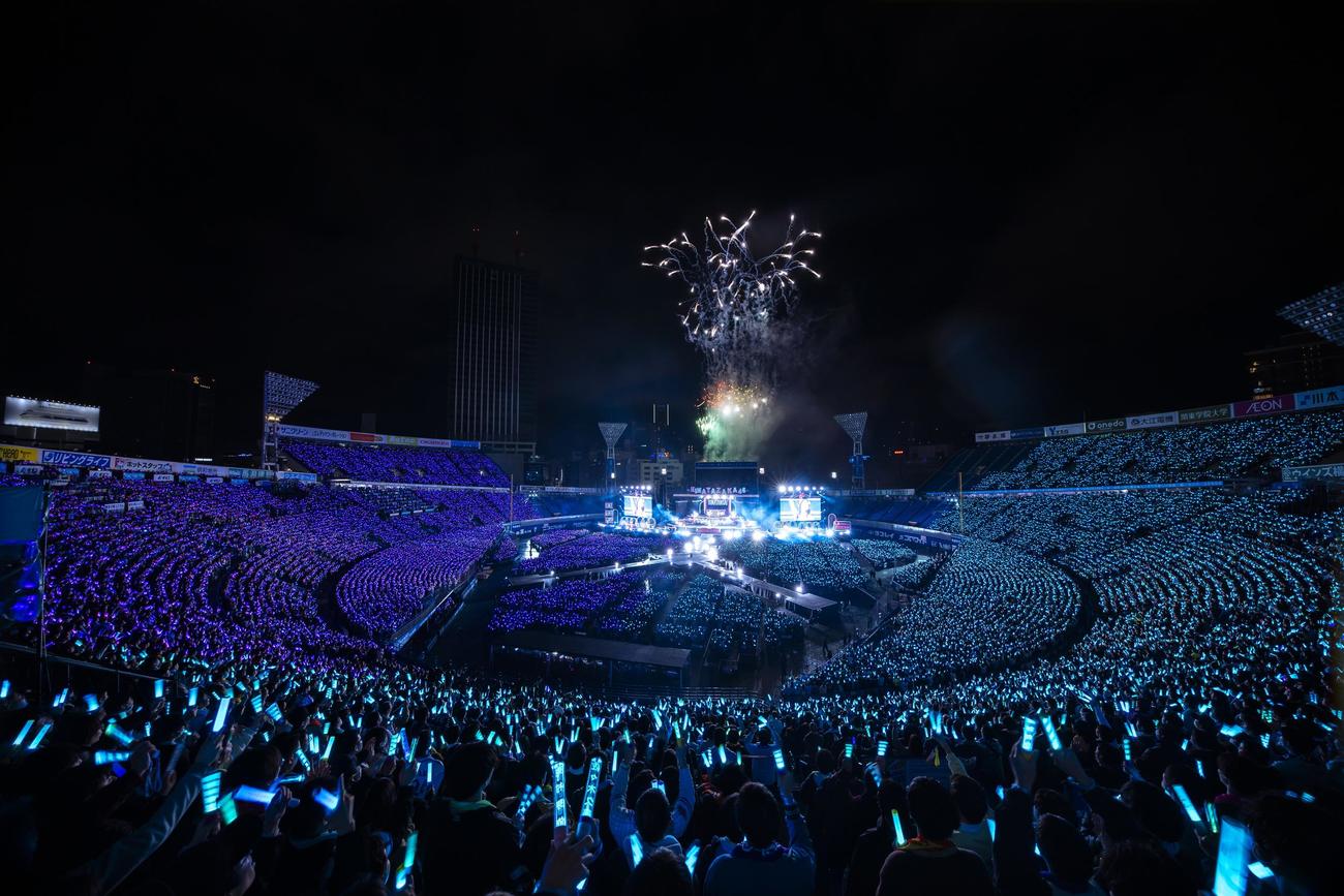 日向坂46の6周年ライブ「6回目のひな誕祭」アンコールの佐々木久美卒業セレモニーで花火が打ち上がった　撮影・上山陽介氏