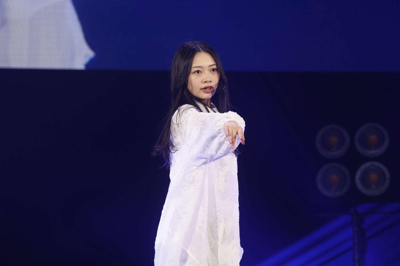 お披露目イベントで特技を披露する乃木坂46の6期生、小津玲奈／鈴木健太（KENTA Inc．）