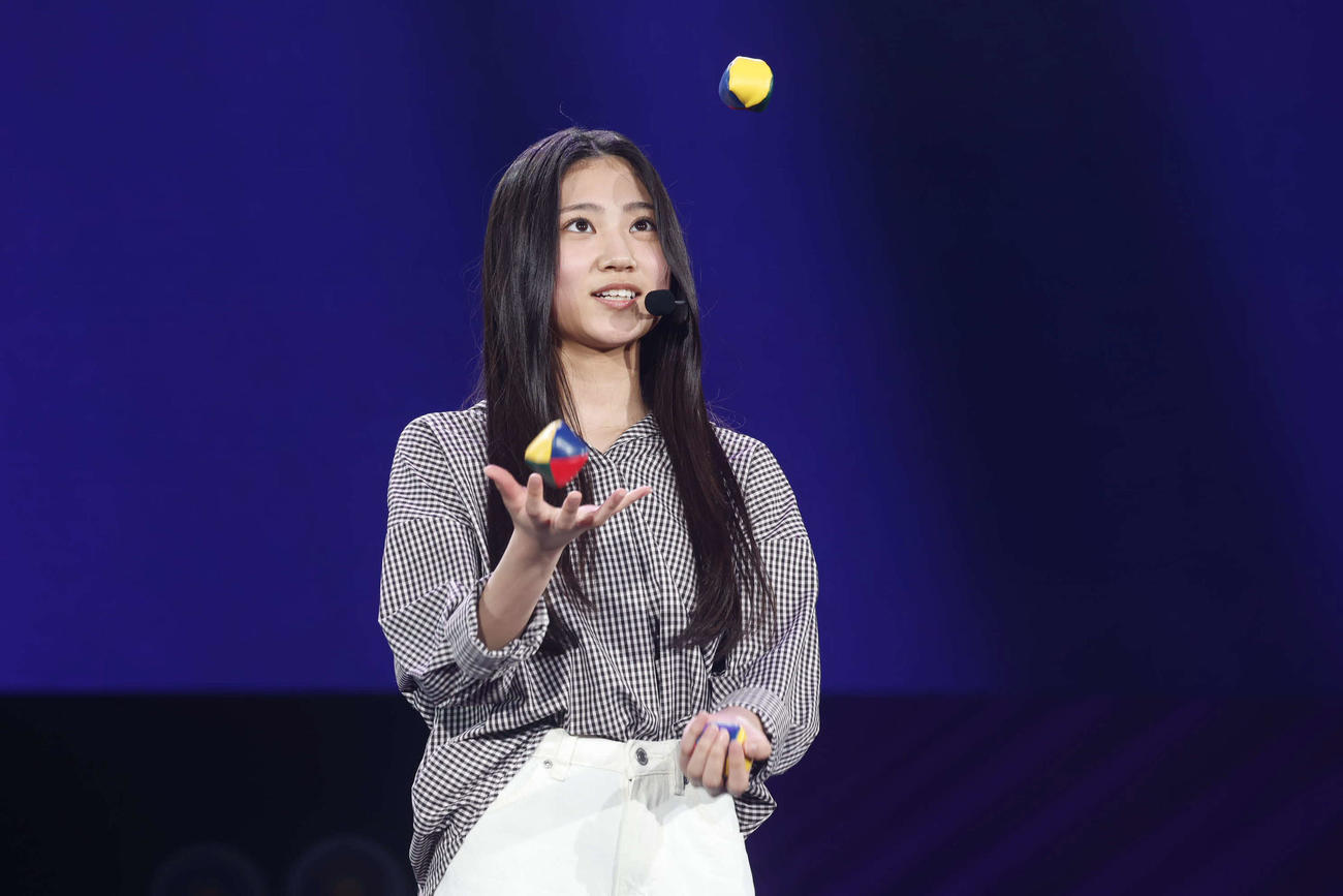お披露目イベントで特技を披露する乃木坂46の6期生、川端晃菜／鈴木健太（KENTA Inc．）