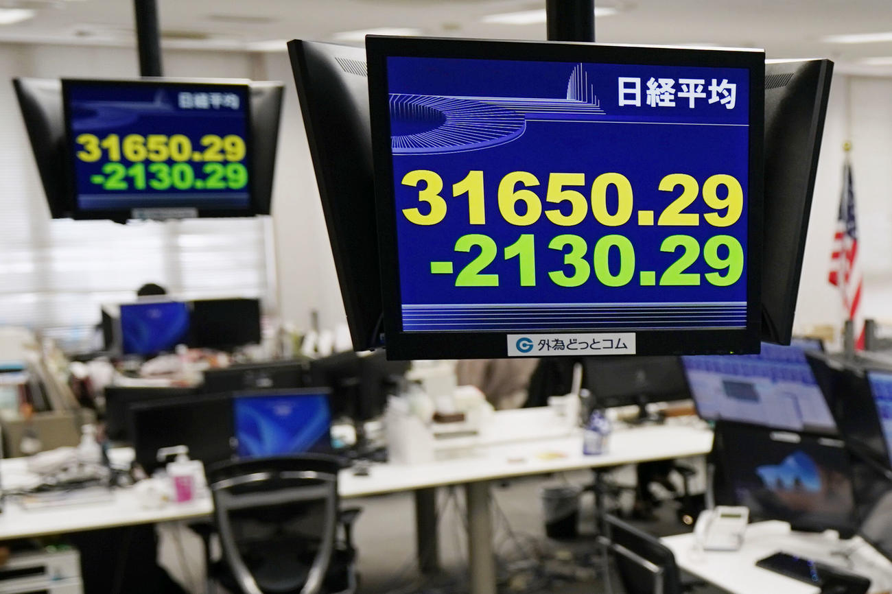 下げ幅が一時2000円を超えた日経平均株価を示すモニター＝7日午前、東京都港区の外為どっとコム（共同）