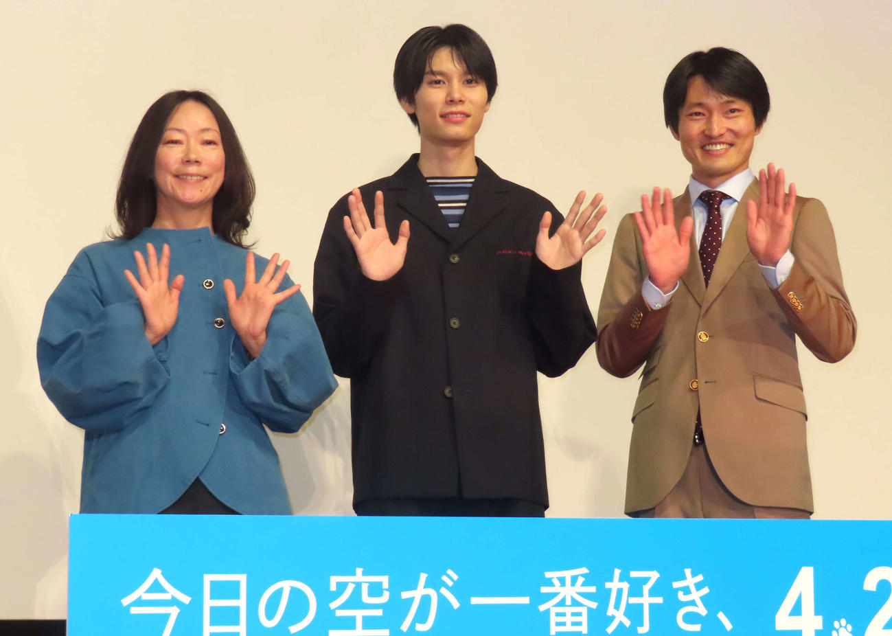 映画「今日の空が一番好き、とまだ言えない僕は」公開直前舞台あいさつに登壇した、左から大九明子監督、萩原利久、ジャルジャル福徳秀介