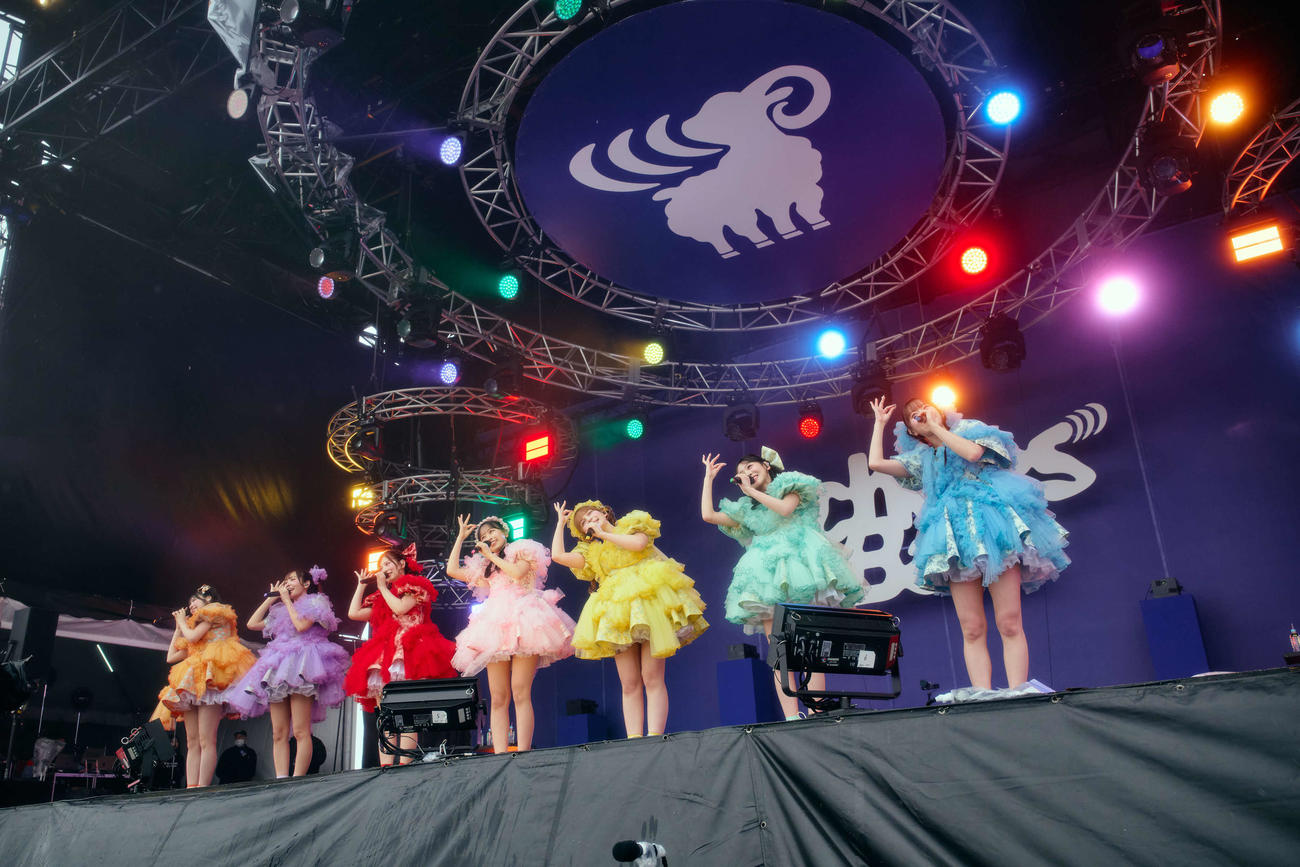 「CENTRAL MUSIC　＆　ENTERTAINMENT FESTIVAL 2025」でパフォーマンスするFRUITS ZIPPER